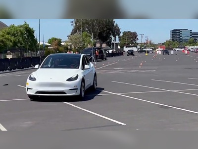 It’s 2022, and Teslas still aren’t stopping for children