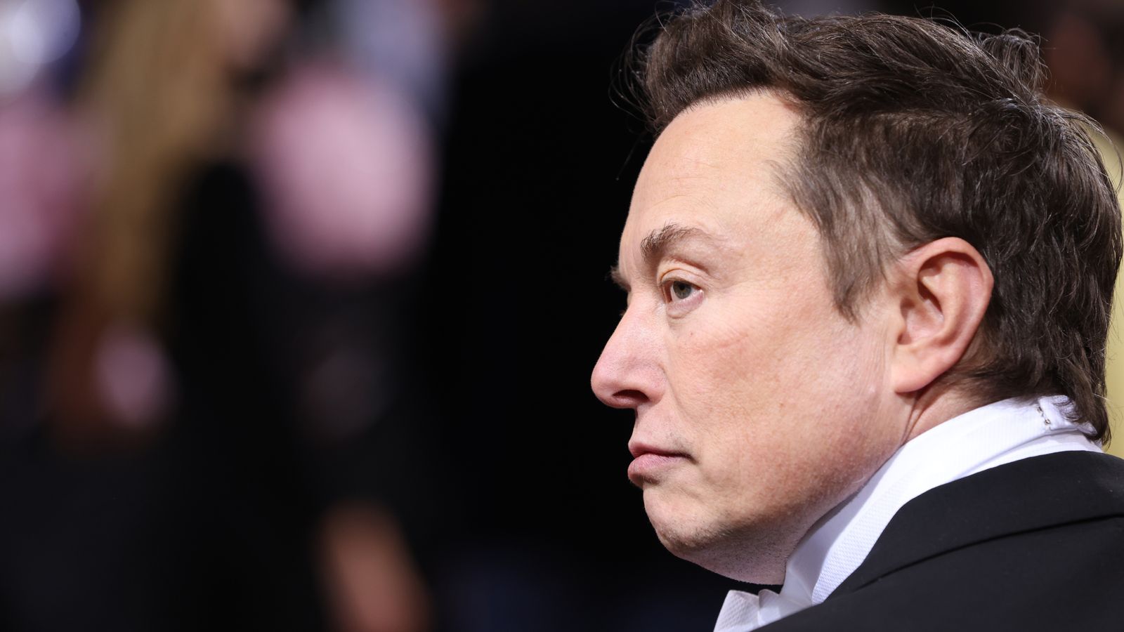 Elon Musk apologises after mocking sacked Twitter worker in online row